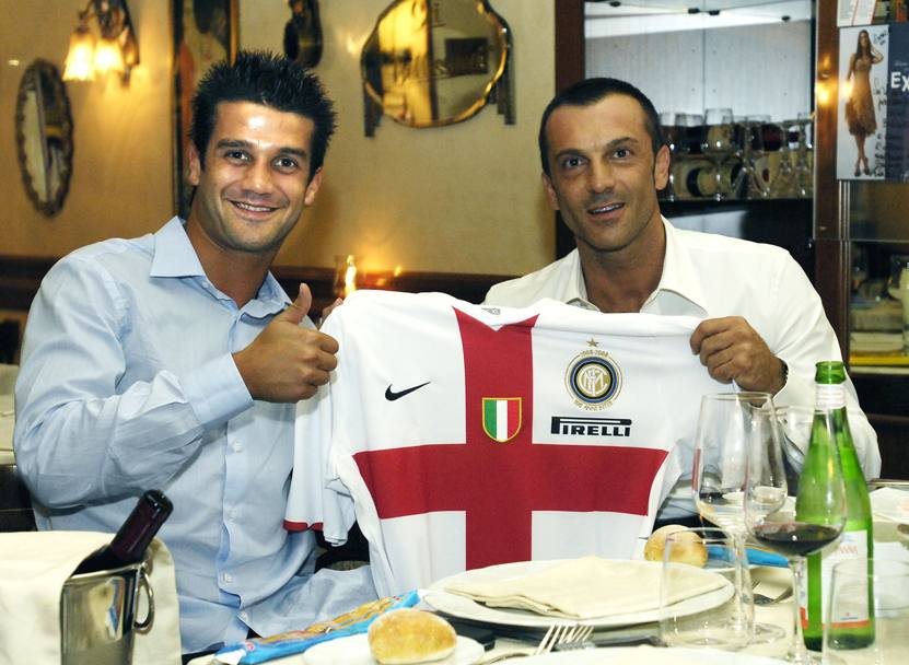 Il 28 luglio 2007 Chivu firma il contratto con l&#39;Inter e mostra la maglia del Centenario con l&#39;allora d.s. Marco Branca. Bozzani